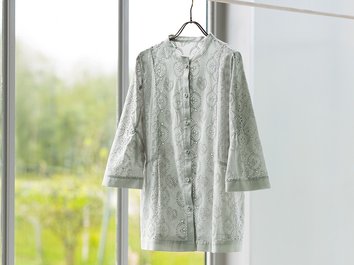 アイレットレース刺しゅうブラウス アイレットレース刺しゅうブラウス