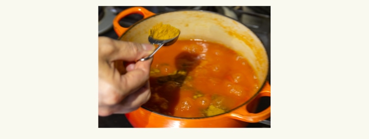 5.カレー粉(小さじ2)、醤油を入れて混ぜ、さらに弱火で少し煮詰める。。